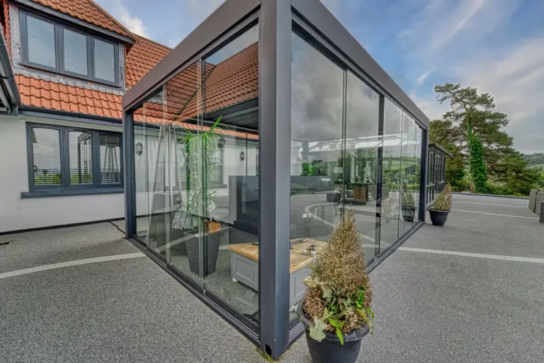 Low-maintenance Pinela Deluxe veranda with modern and functional design