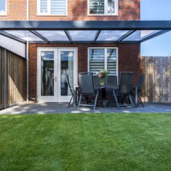 Premium Giallo veranda with a minimalist aluminium frame