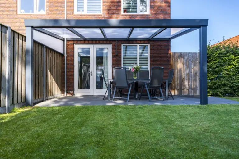 Premium Giallo veranda with a minimalist aluminium frame