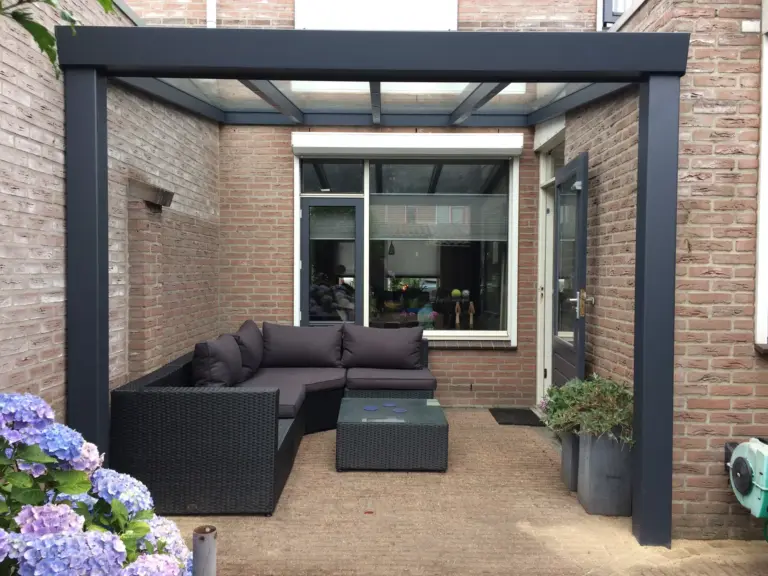 Giallo veranda with sleek aluminium design by Designer Verandas