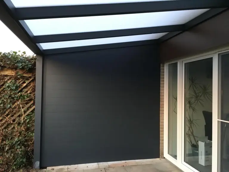 Sleek aluminium panels for modern verandas
